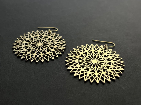 ステンレスピアス（ゴールド)　華(HANA)