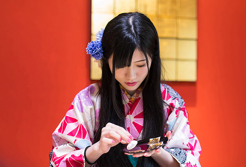 和服を着た女性による工芸作業