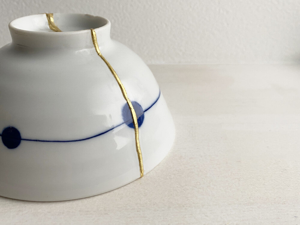 金継ぎで修復された美しい陶器の鉢