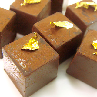金箔が飾られた高級チョコレート