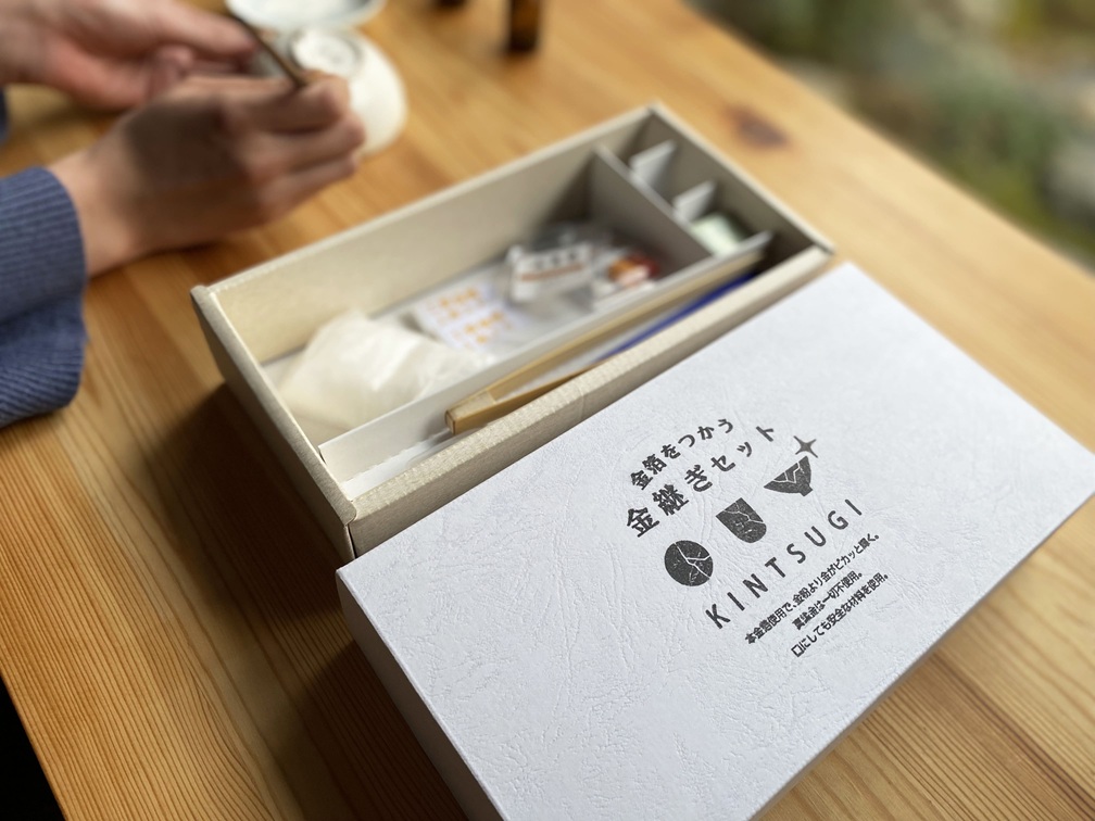 木製の箱に収められた茶道具セット