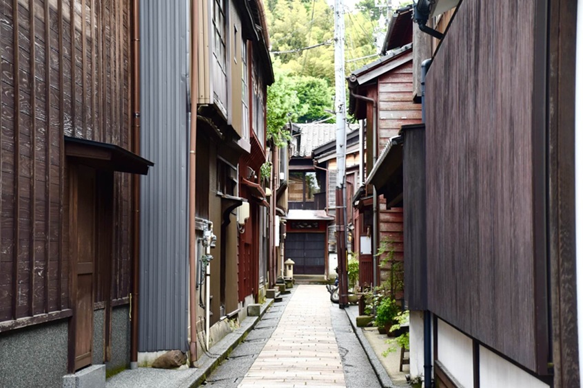 伝統的な町並みの静かな路地